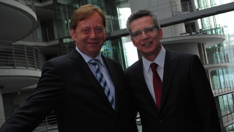 Ingo Gädechens, MdB und Bundesminister der Verteidigung Thomas de Maiziere, MdB