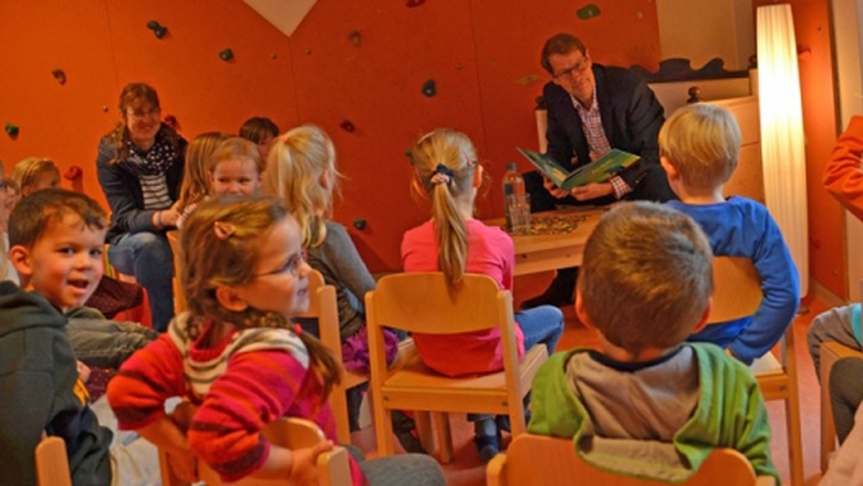 Gero Storjohann am Vorlesetag in Bargteheider DRK-Kindertagesstätte Am Krögen Gero Storjohann am Vorlesetag in Bargteheider DRK-Kindertagesstätte Am Krögen