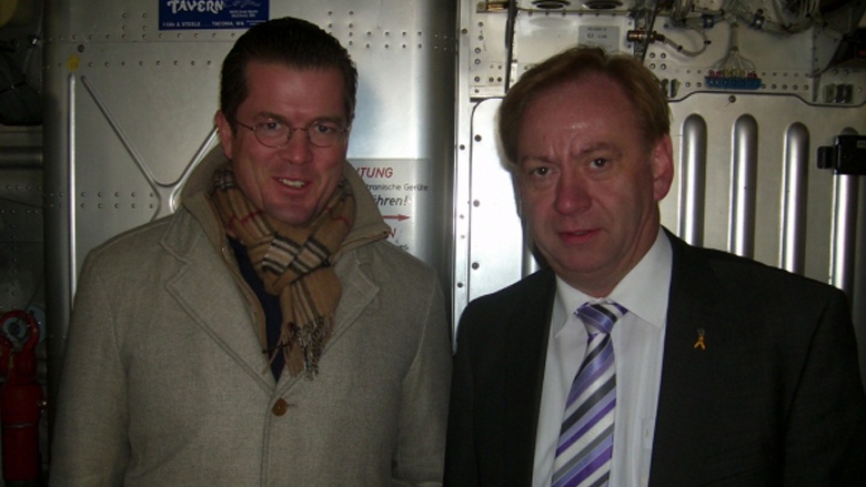 Ingo Gädechens begrüßt gemeinsam mit Bundesverteidigungsminister zu Guttenberg Aufklärungs-Tornados aus Afghanistan. Ingo Gädechens begrüßt gemeinsam mit Bundesverteidigungsminister zu Guttenberg Aufklärungs-Tornados aus Afghanistan.