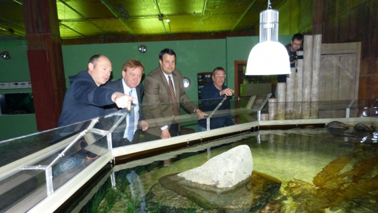 v.l.n.r.: Aquariumsleiter Niko Sähn; Ingo Gädechens, MdB; Rasmus Vöge; Wolfgang Heider, Projektleitung v.l.n.r.: Aquariumsleiter Niko Sähn; Ingo Gädechens, MdB; Rasmus Vöge; Wolfgang Heider, Projektleitung