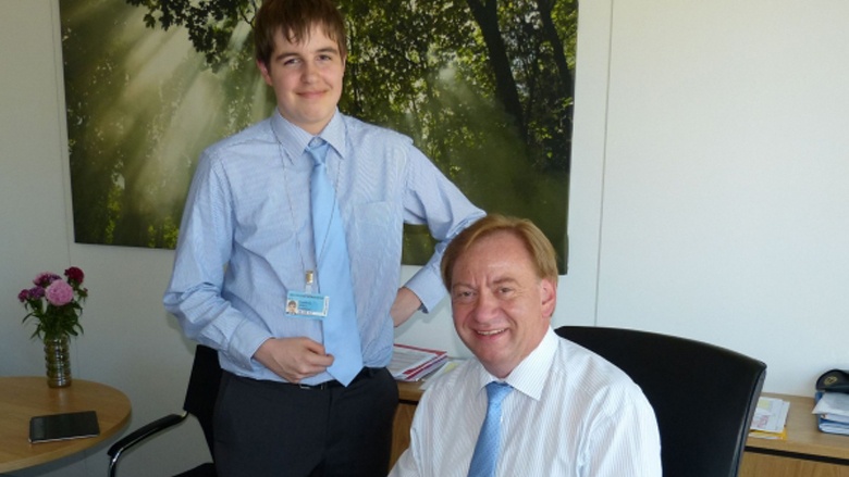 Praktikant Michel Hönemann im Berliner Büro. Praktikant Michel Hönemann im Berliner Büro.