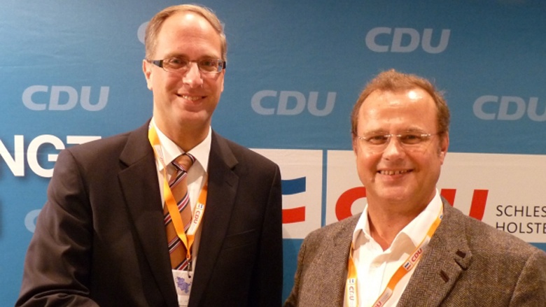 Der Kreisvorsitzende Tobias Koch gratuliert Claus Christian Claussen zur Wiederwahl. Der Kreisvorsitzende Tobias Koch gratuliert Claus Christian Claussen zur Wiederwahl.