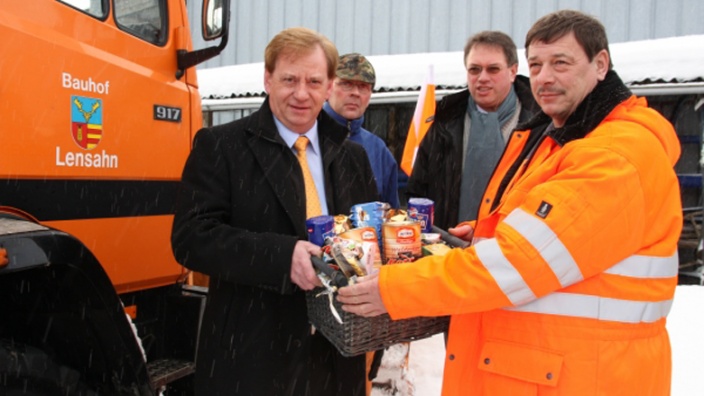 Ingo Gädechens MdB, Bauhofmitarbeiter Stephan Gehrdt, Bürgermeister Klaus Winter und Bauhofleiter Norbert Fritz