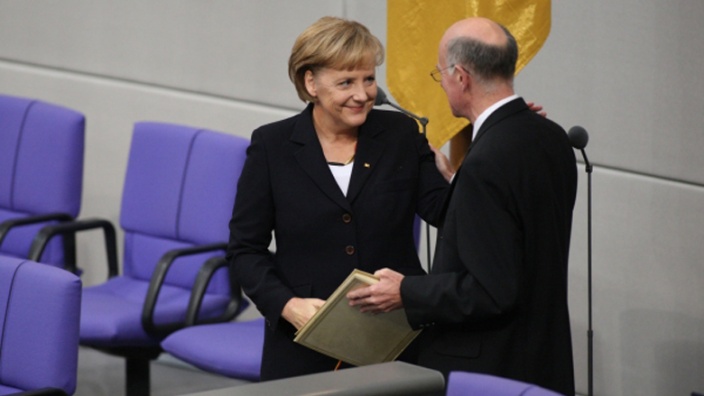 28.10.2009: Bundestagspräsident Lammert gratuliert Bundeskanzlerin Merkel nach ihrer Eidesleistung vor dem Deutschen Bundestag. (Foto: www.bilder.cdu.de / Markus Hammes)