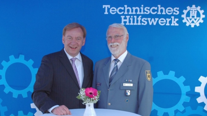  mit Reinhard Esser, dem Ortsvorsitzenden des THW Neustadt in Holstein