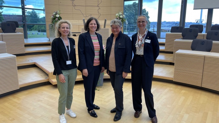 von Links nach Rechts: Referentin Friederike Sittler, Landtagspräsidentin Christina Herbst, Evelyn Kehrbach und Janne Bollingberg