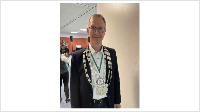 Maik Neubacher mit Medaillen der Schützengilde